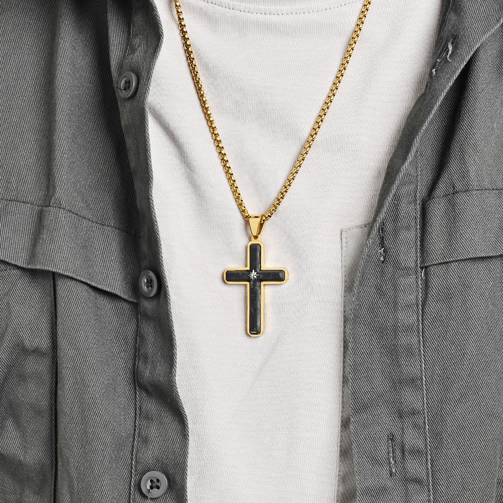 Collar de Cruz Bicolor: Elegancia Fiel en Estilos Metálicos
