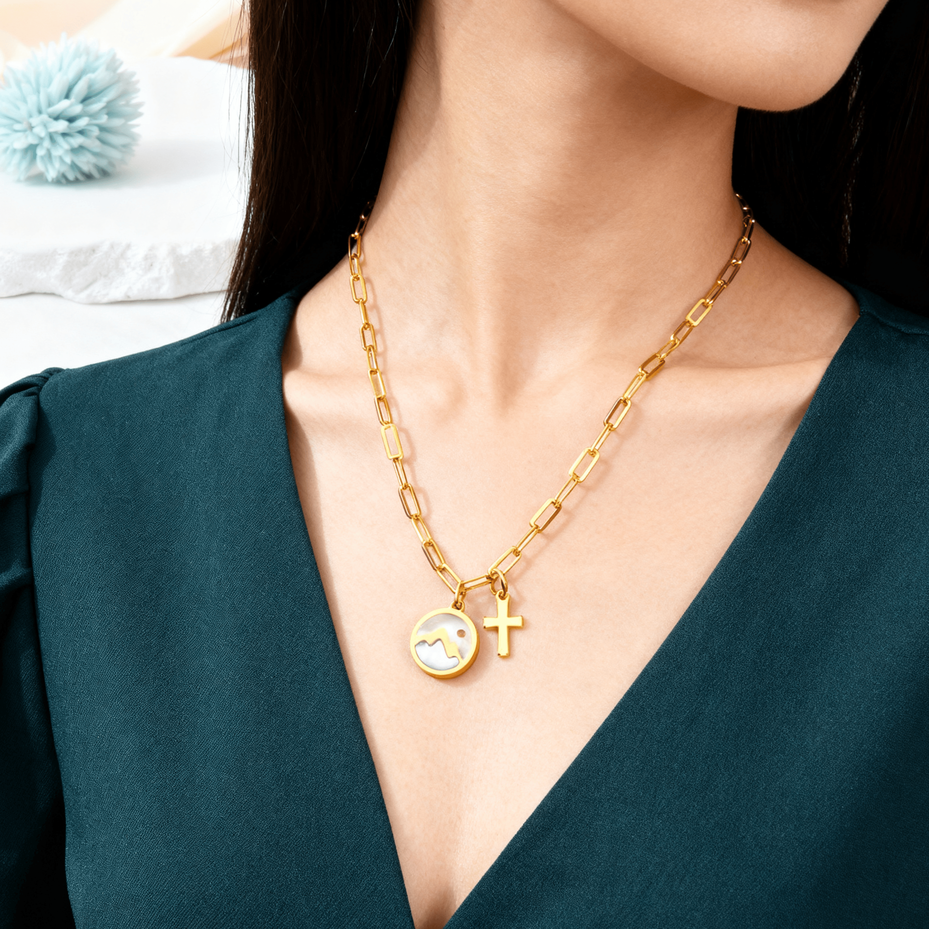 Collar con colgante de cruz dorada, montaña y semilla de mostaza: la fe se encuentra con la naturaleza