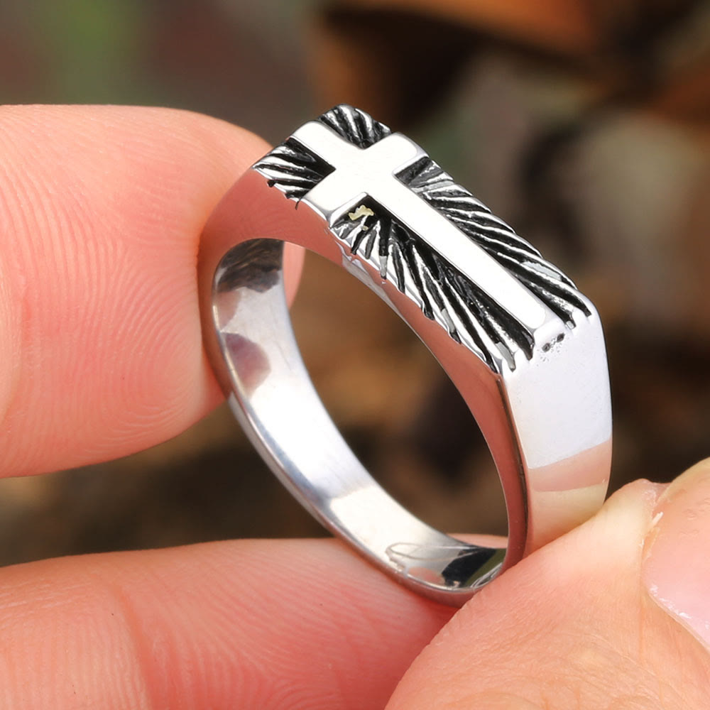 Bague Croix Religieuse Tendance : Acier Inoxydable avec Détails Éclatants