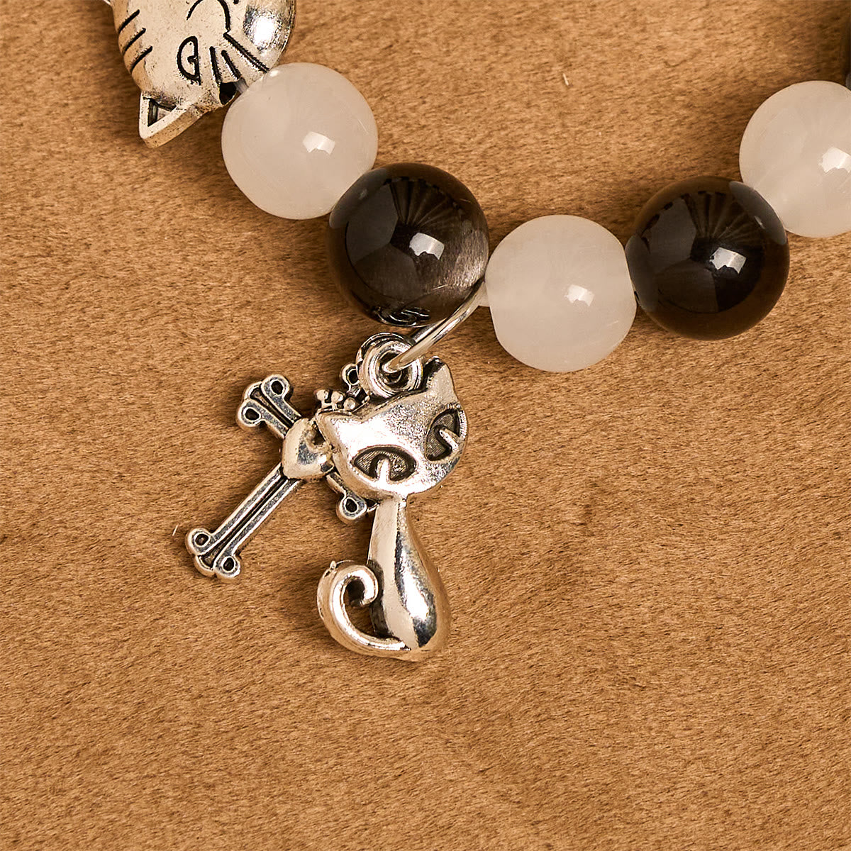 Bracelet chapelet animal Notre-Dame en perles avec chat-vache noir et blanc