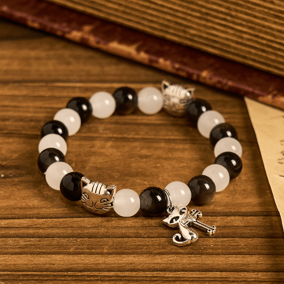 Bracelet chapelet animal Notre-Dame en perles avec chat-vache noir et blanc
