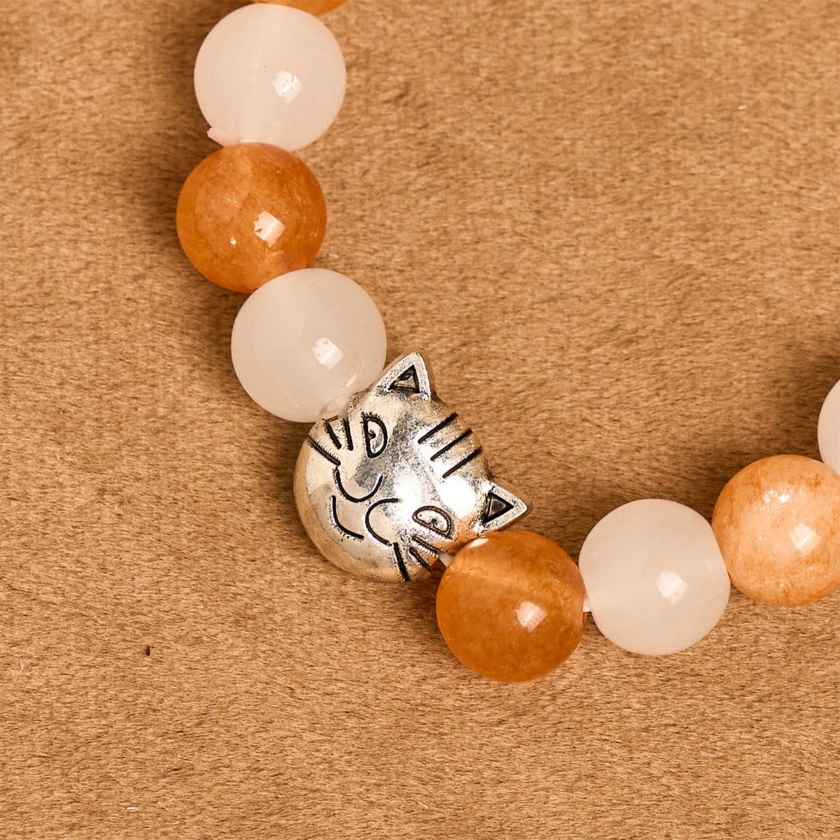 Bracelet animal chat tigré orange en quartz orange et blanc avec breloques en acier inoxydable tête de chat
