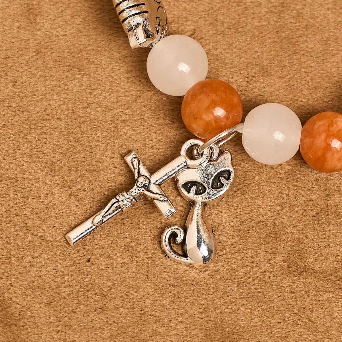 Bracelet animal chat tigré orange en quartz orange et blanc avec breloques en acier inoxydable tête de chat