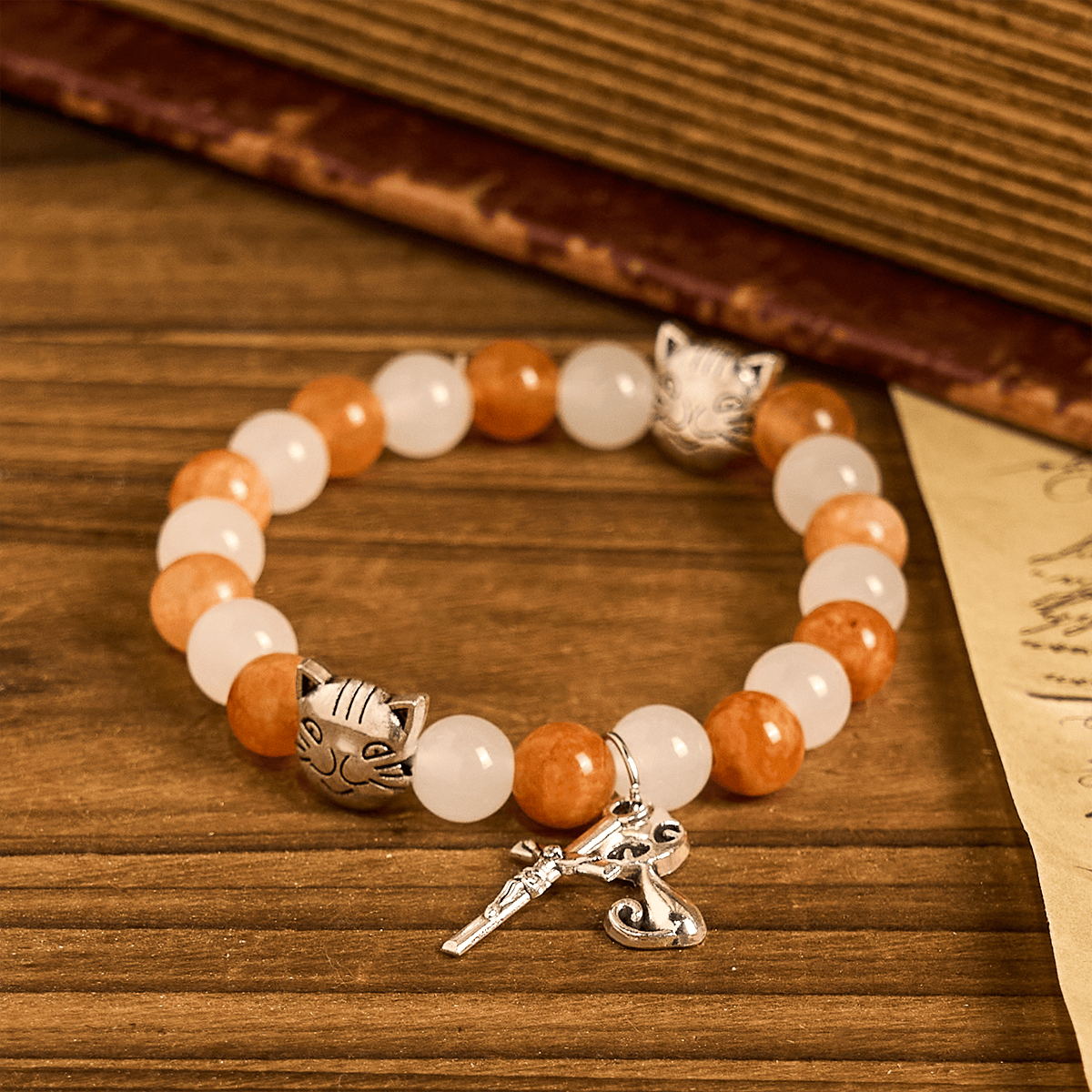 Bracelet animal chat tigré orange en quartz orange et blanc avec breloques en acier inoxydable tête de chat