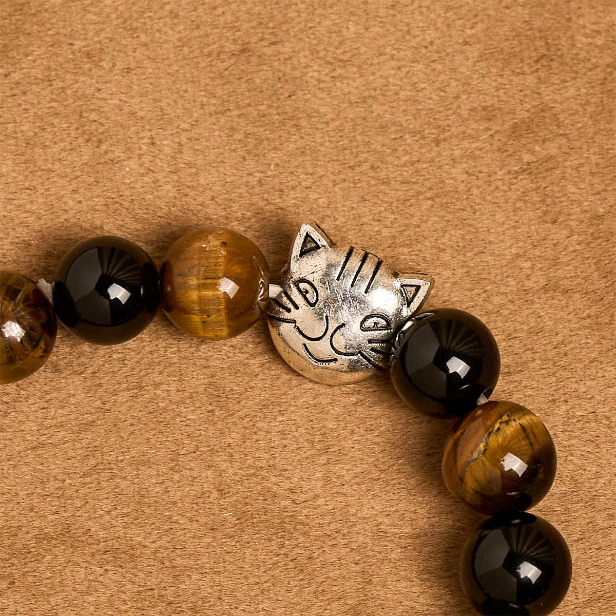 Fidèle chat tigré avec des perles marron-noir pour bracelet animalier de prière affectueux