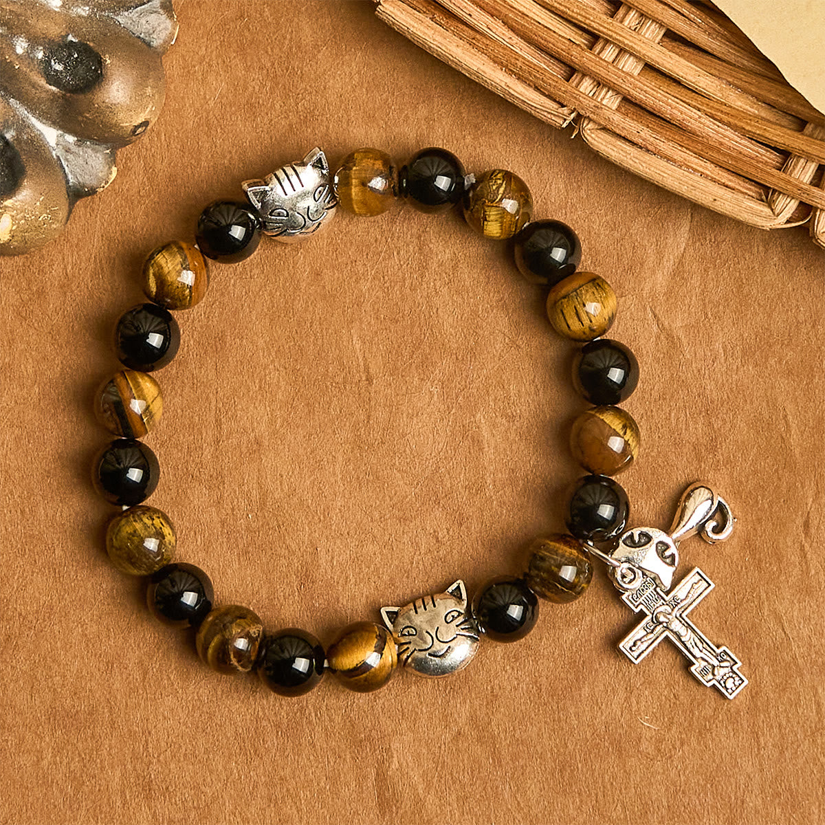 Fidèle chat tigré avec des perles marron-noir pour bracelet animalier de prière affectueux