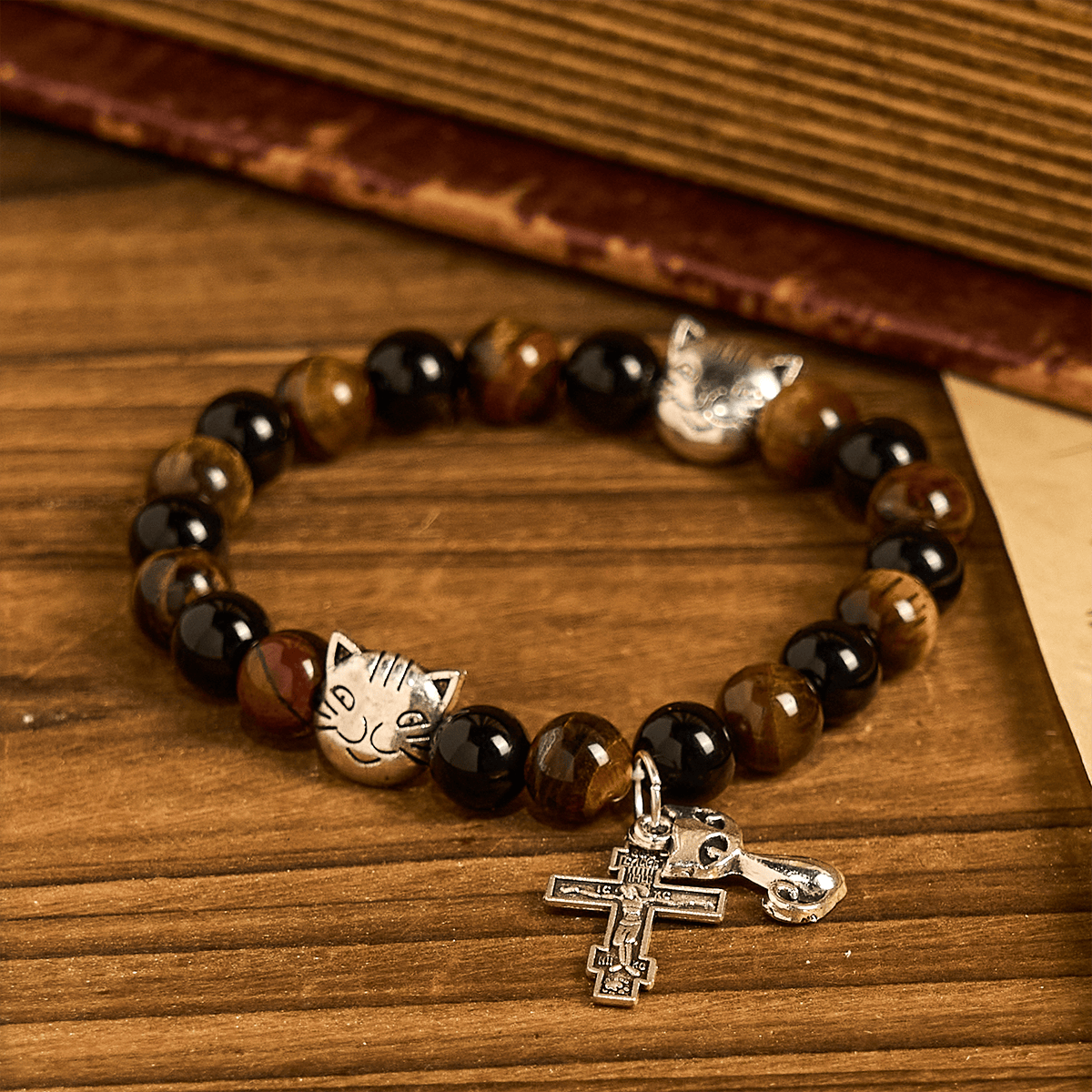 Fidèle chat tigré avec des perles marron-noir pour bracelet animalier de prière affectueux