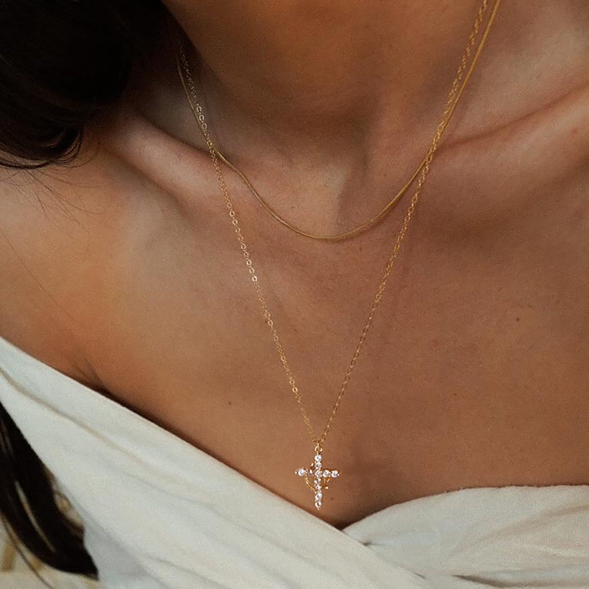 Pacto de Corona y Cruz: Moderno Collar de Cruz Coronada por la Fe con Tarjeta de Regalo