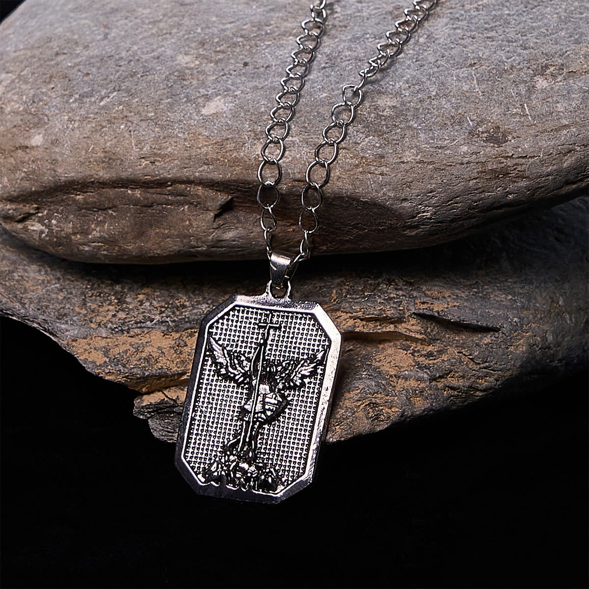 Collar Arcángel San Miguel Guerrero de la Fe: Fortaleza en Cada Batalla