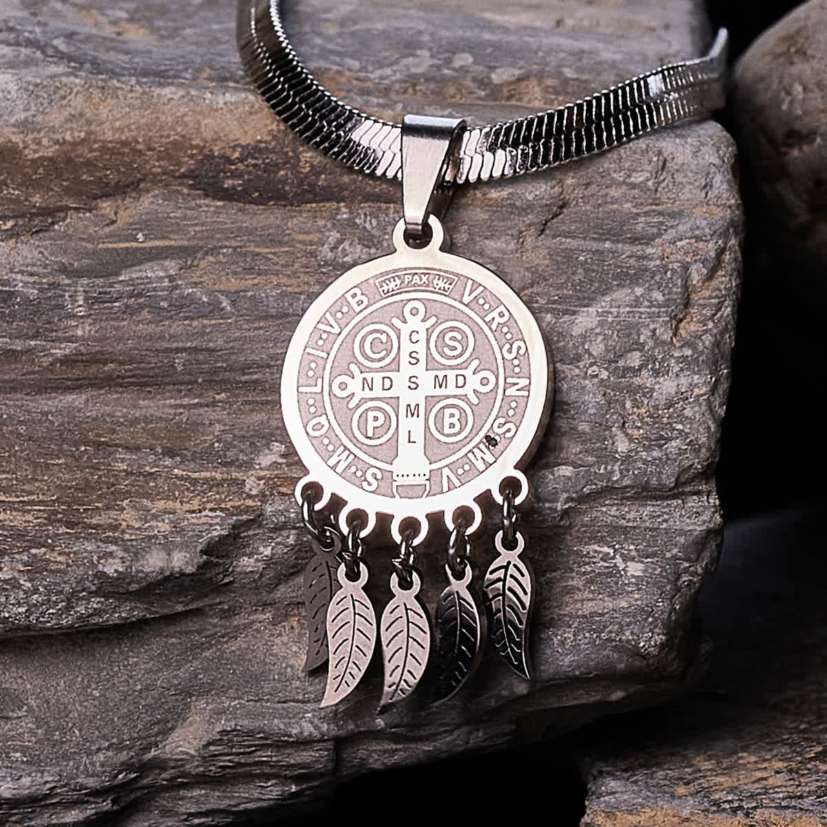 Collier pendentif icône sainte : Bijoux artistiques avec accents de zircon