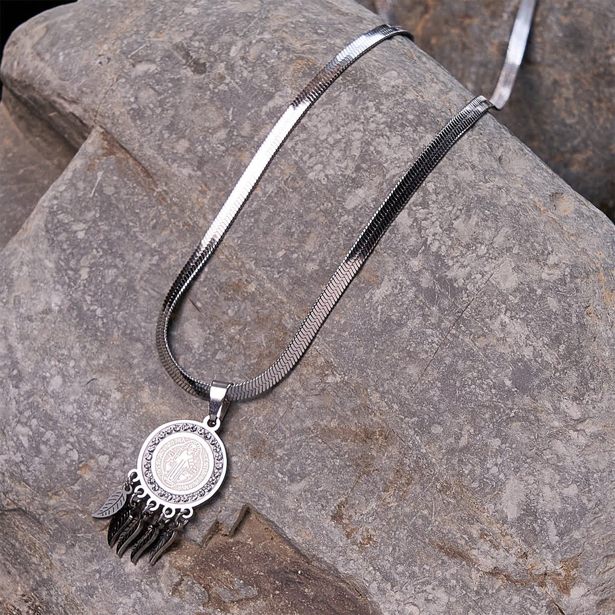 Collier pendentif icône sainte : Bijoux artistiques avec accents de zircon