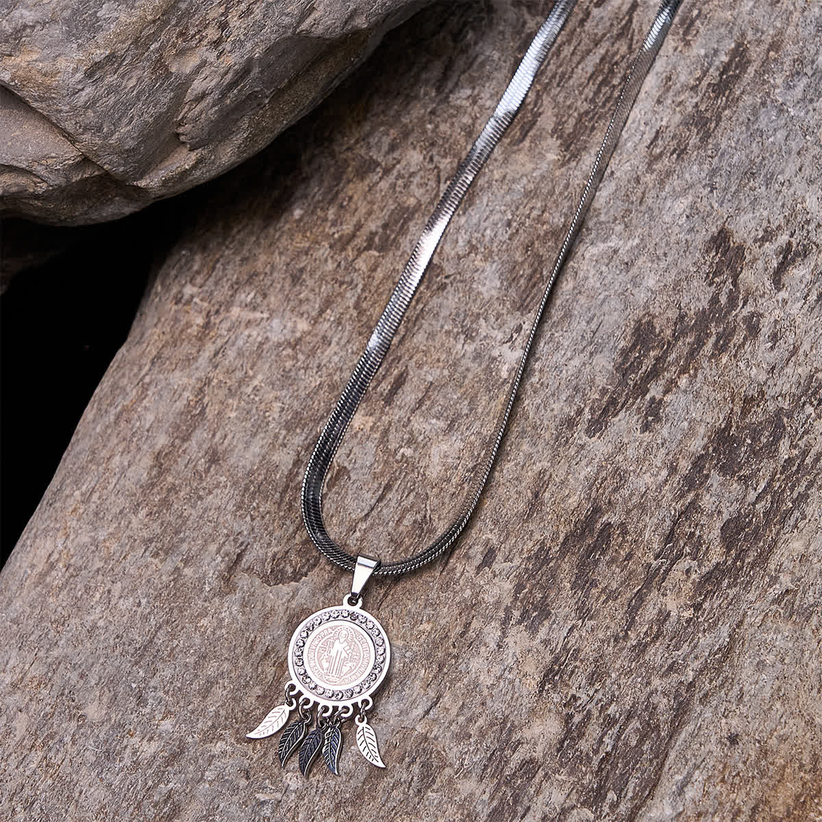 Collier pendentif icône sainte : Bijoux artistiques avec accents de zircon