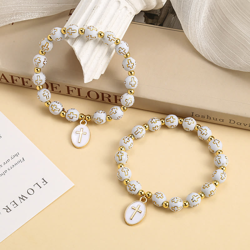 Élégant bracelet perlé en croix, blanc et doré : Une pure grâce au quotidien
