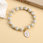 Élégant bracelet perlé en croix, blanc et doré : Une pure grâce au quotidien