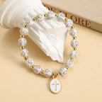 Élégant bracelet perlé en croix, blanc et doré : Une pure grâce au quotidien