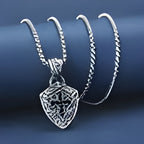 Bouclier orné - Collier Crucifix en forme avec incrustations de zircons noirs