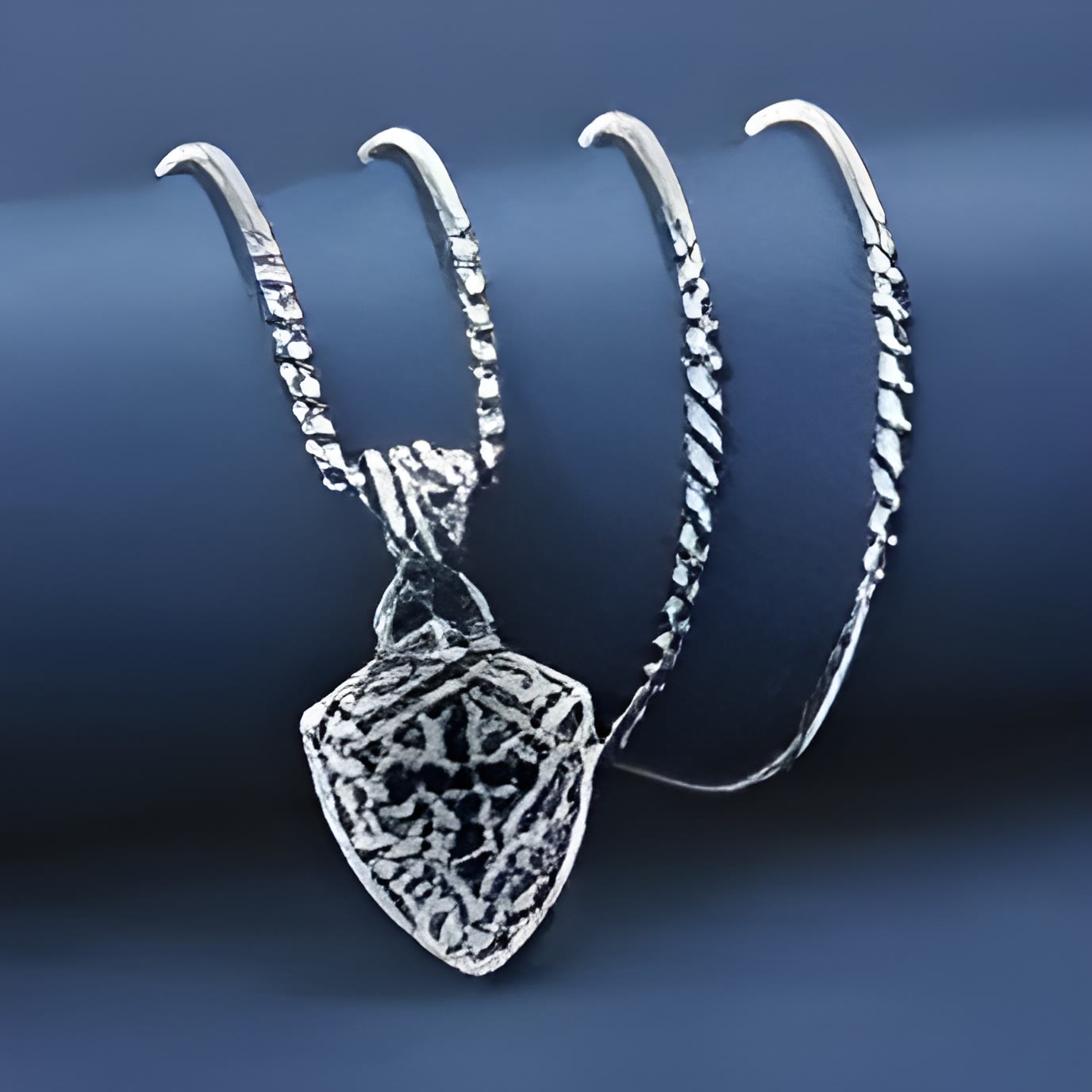 Bouclier orné - Collier Crucifix en forme avec incrustations de zircons noirs