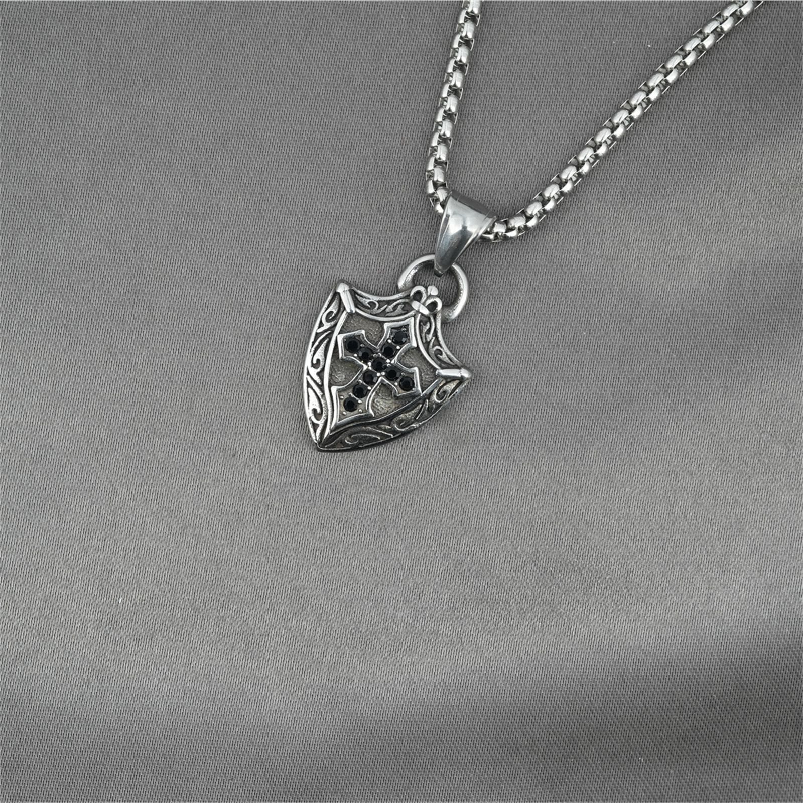 Bouclier orné - Collier Crucifix en forme avec incrustations de zircons noirs