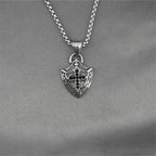 Bouclier orné - Collier Crucifix en forme avec incrustations de zircons noirs