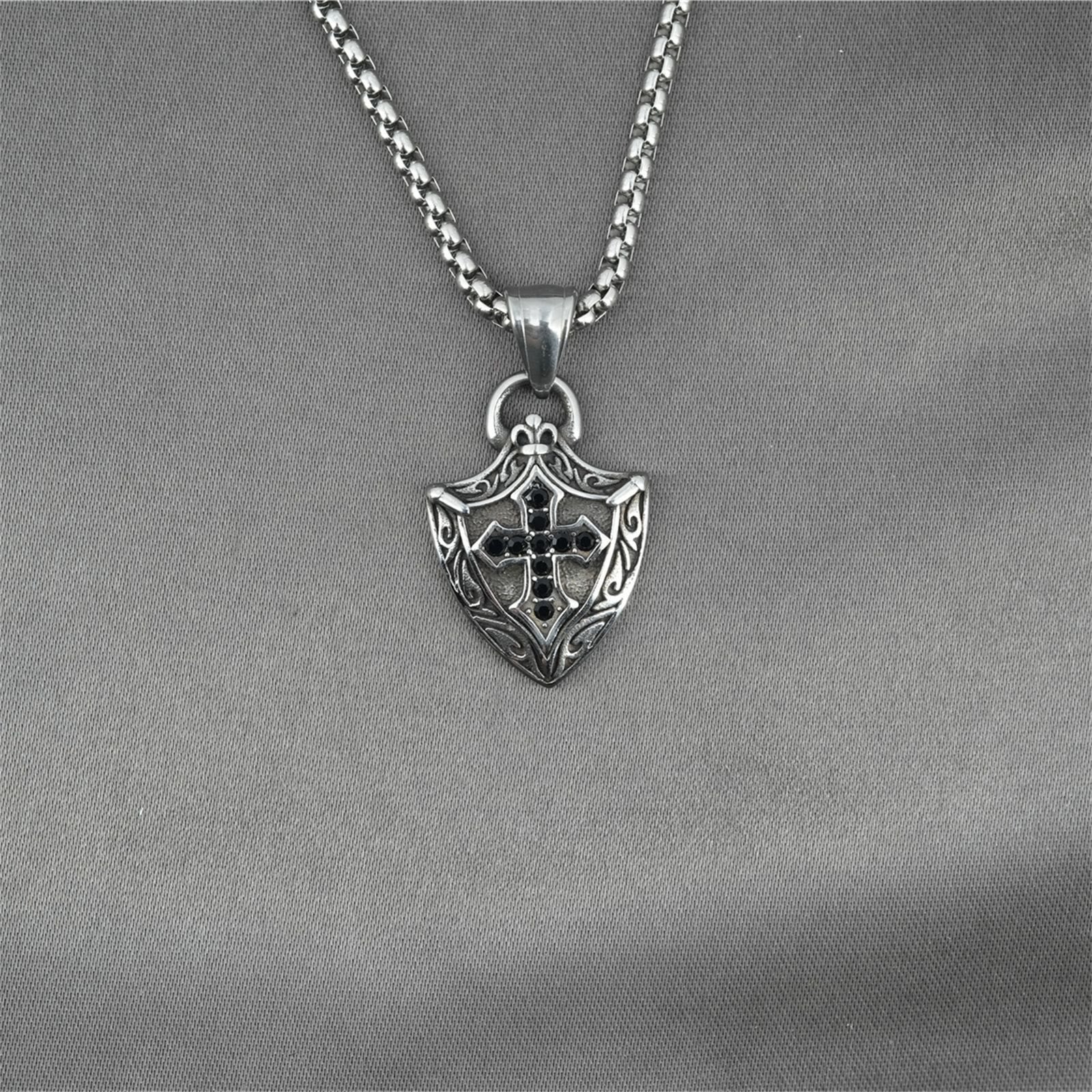 Bouclier orné - Collier Crucifix en forme avec incrustations de zircons noirs