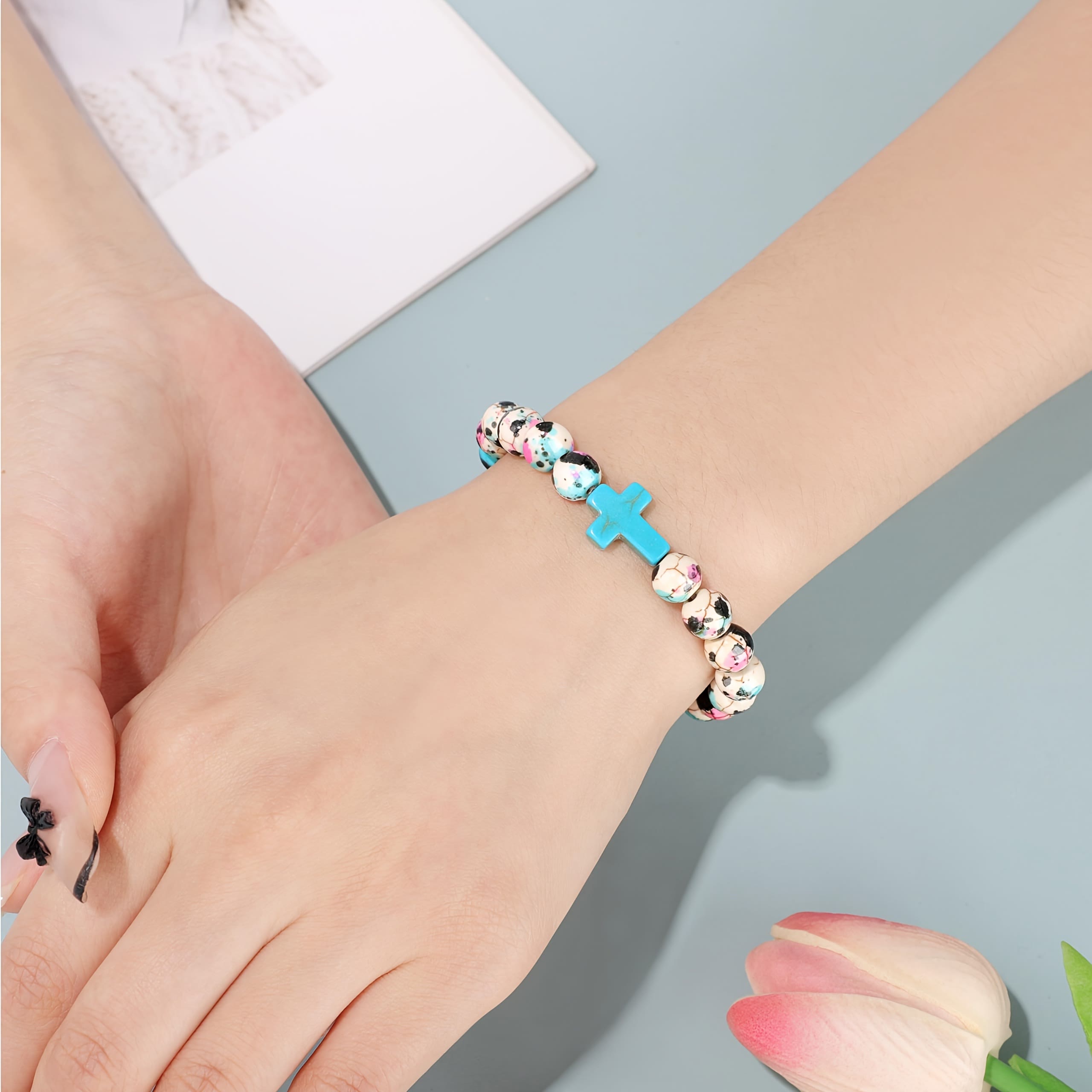 Bracelet croix Psaume 46:5 inspirant avec perles craquelées colorées