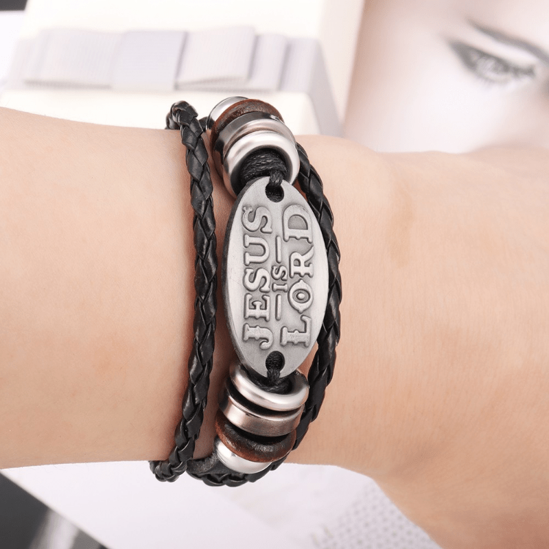 Bracelet en cuir tressé noir avec inscription JESUS IS LORD