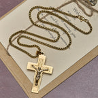 Collar con colgante de crucifijo clásico de Jesús: artesanía de metal multitono