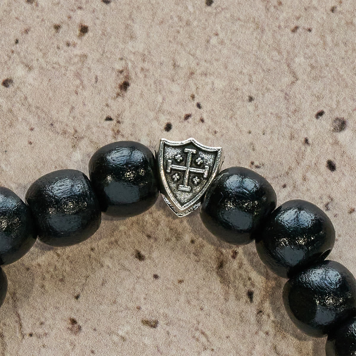 Pulsera de oración de madera negra hecha a mano con escudos dobles de la Cruz de Jerusalén