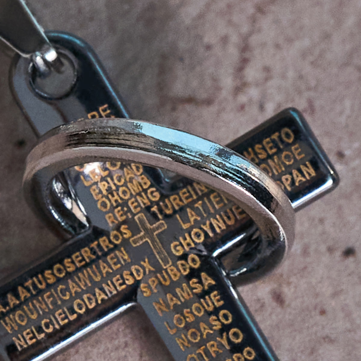 Collier pendentif Croix avec Anneaux Entrelacés et Prière du Seigneur : Style Audacieux, Signification Sacrée