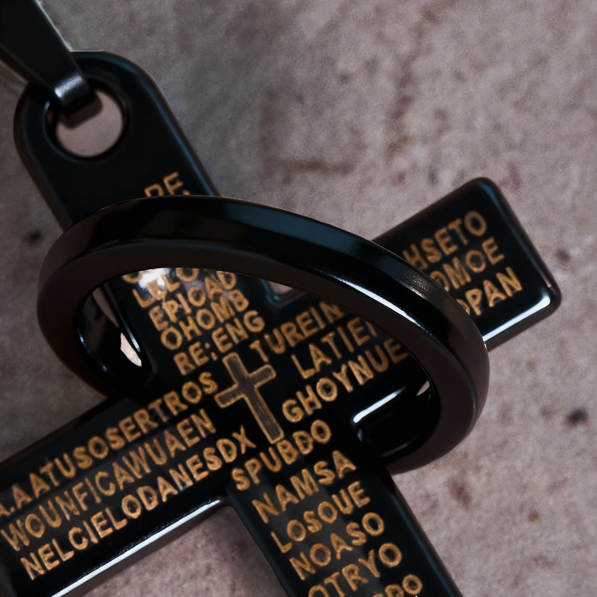 Collier pendentif Croix avec Anneaux Entrelacés et Prière du Seigneur : Style Audacieux, Signification Sacrée