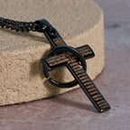 Collier pendentif Croix avec Anneaux Entrelacés et Prière du Seigneur : Style Audacieux, Signification Sacrée
