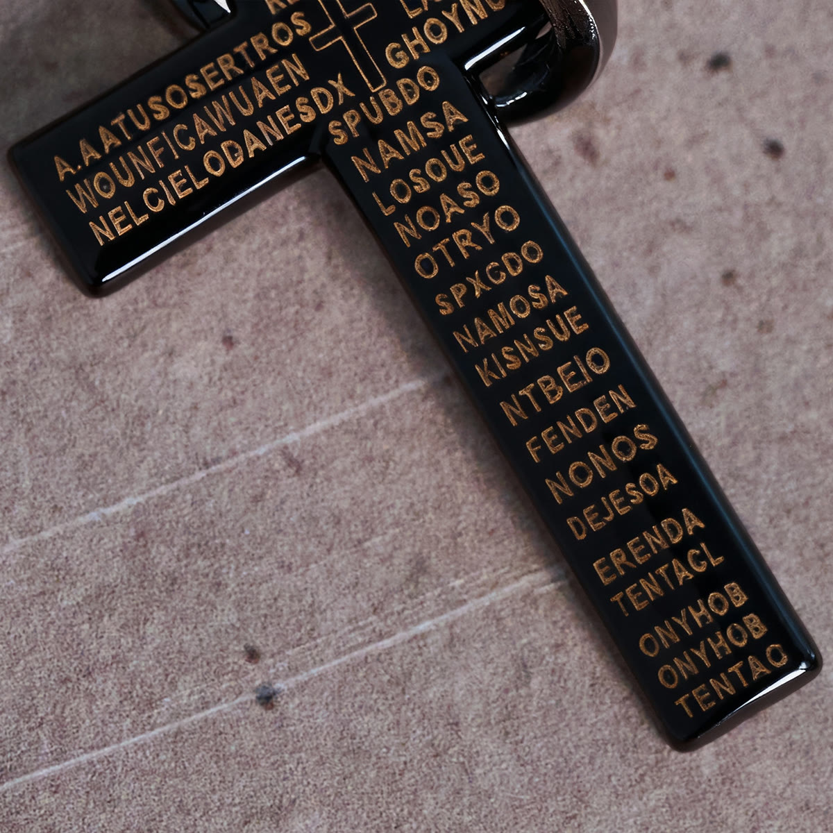 Collier pendentif Croix avec Anneaux Entrelacés et Prière du Seigneur : Style Audacieux, Signification Sacrée
