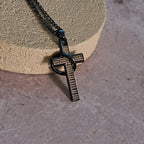 Collier pendentif Croix avec Anneaux Entrelacés et Prière du Seigneur : Style Audacieux, Signification Sacrée