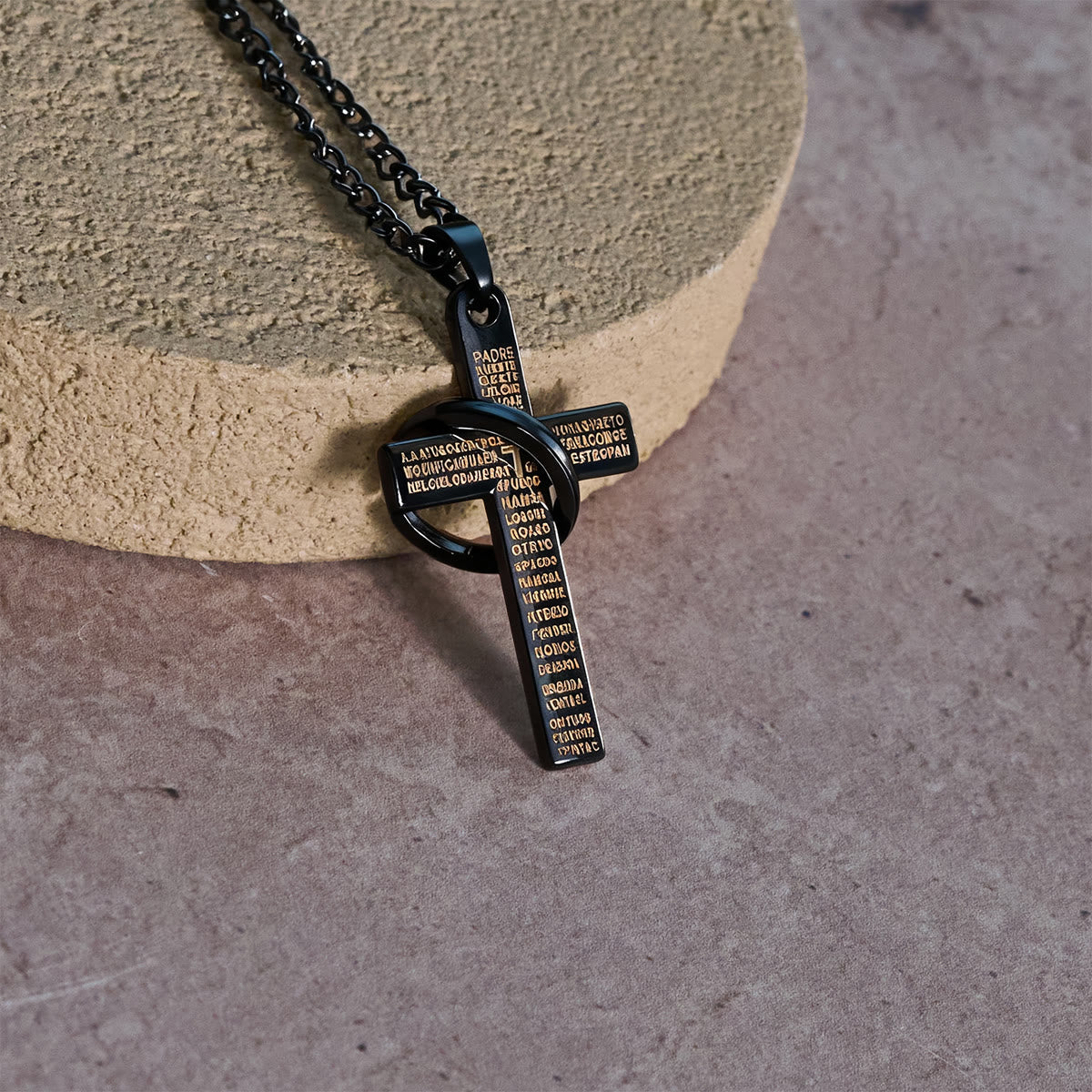 Collier pendentif Croix avec Anneaux Entrelacés et Prière du Seigneur : Style Audacieux, Signification Sacrée