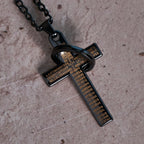Collier pendentif Croix avec Anneaux Entrelacés et Prière du Seigneur : Style Audacieux, Signification Sacrée