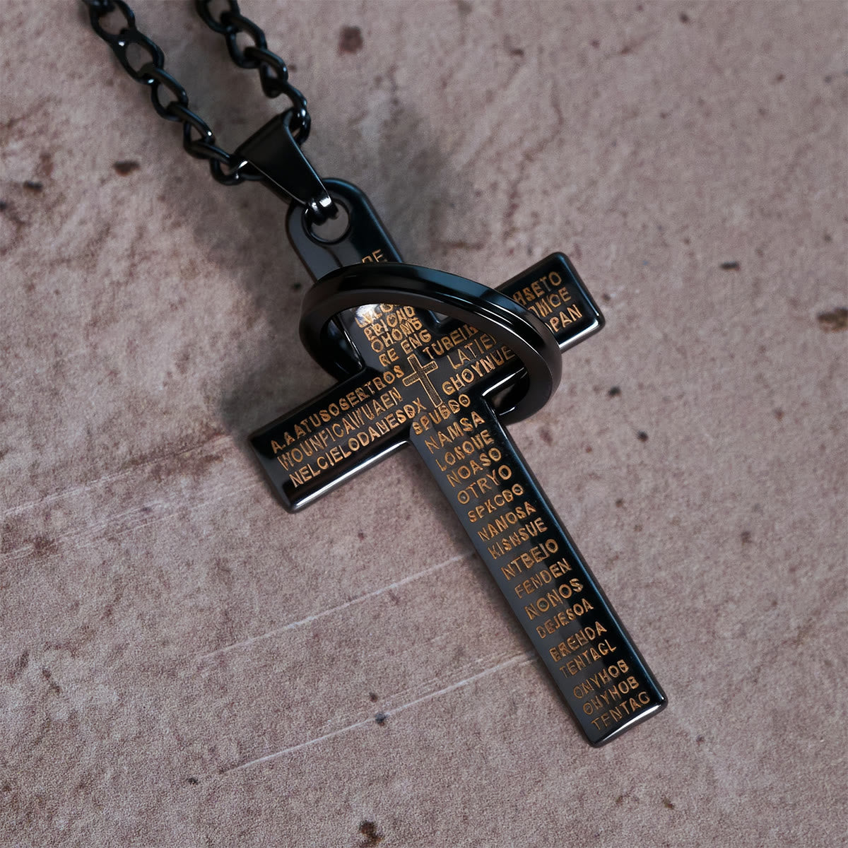 Collier pendentif Croix avec Anneaux Entrelacés et Prière du Seigneur : Style Audacieux, Signification Sacrée