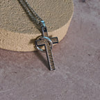 Collier pendentif Croix avec Anneaux Entrelacés et Prière du Seigneur : Style Audacieux, Signification Sacrée