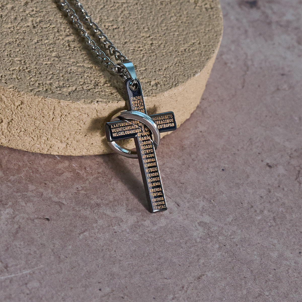 Collier pendentif Croix avec Anneaux Entrelacés et Prière du Seigneur : Style Audacieux, Signification Sacrée