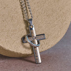 Collier pendentif Croix avec Anneaux Entrelacés et Prière du Seigneur : Style Audacieux, Signification Sacrée