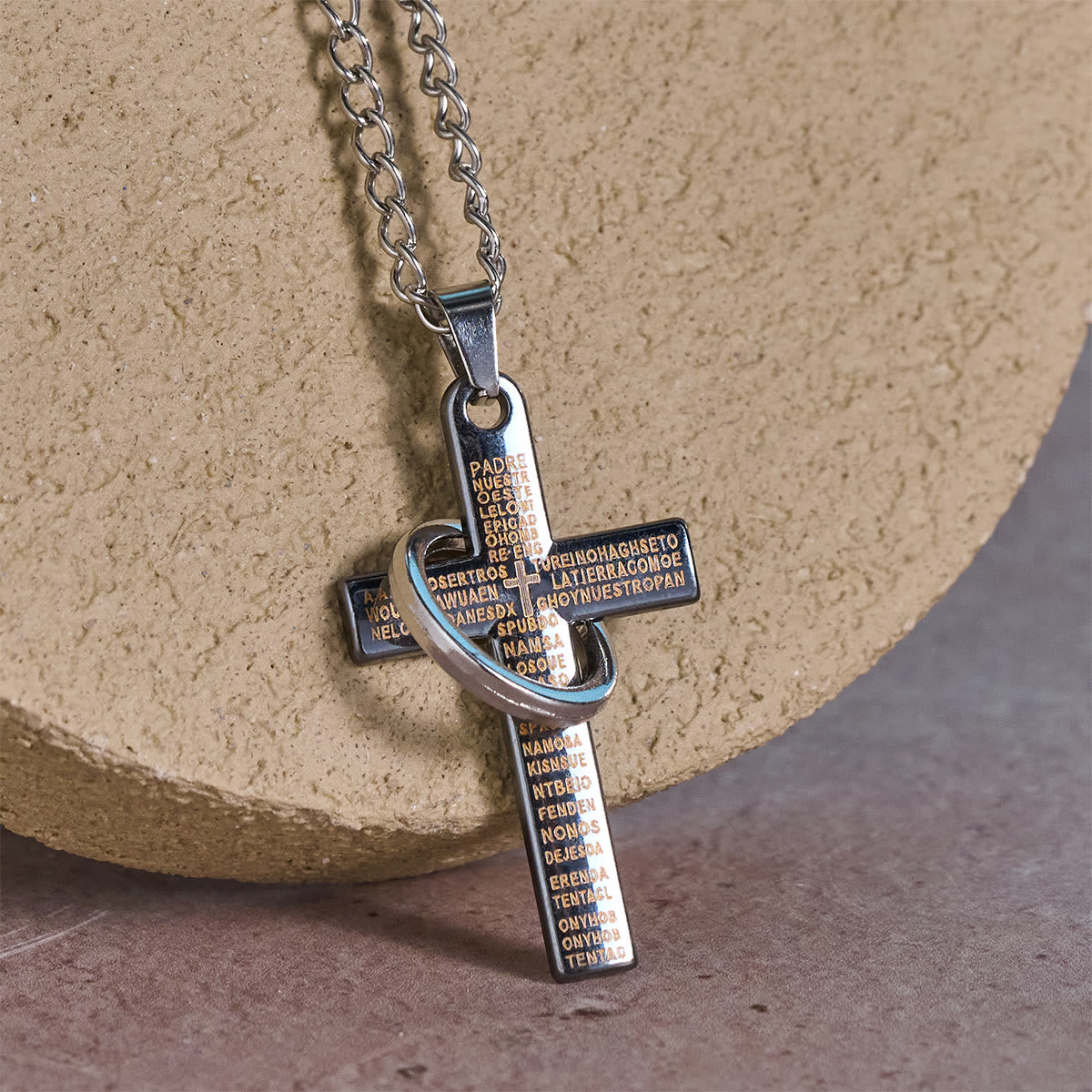 Collier pendentif Croix avec Anneaux Entrelacés et Prière du Seigneur : Style Audacieux, Signification Sacrée