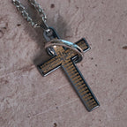 Collier pendentif Croix avec Anneaux Entrelacés et Prière du Seigneur : Style Audacieux, Signification Sacrée