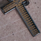 Collier pendentif Croix avec Anneaux Entrelacés et Prière du Seigneur : Style Audacieux, Signification Sacrée