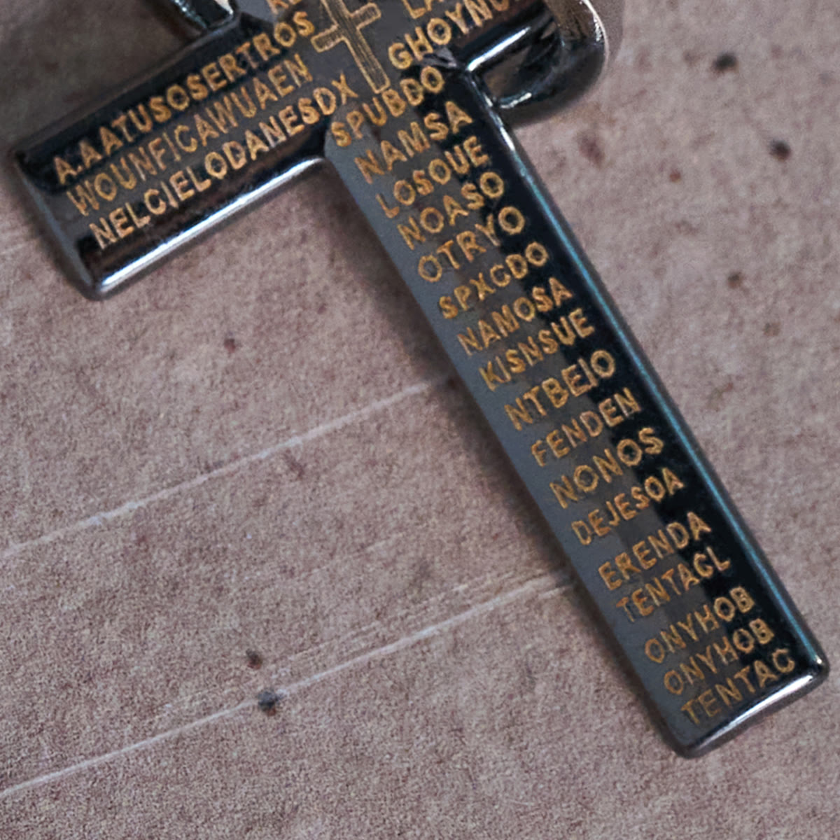 Collier pendentif Croix avec Anneaux Entrelacés et Prière du Seigneur : Style Audacieux, Signification Sacrée