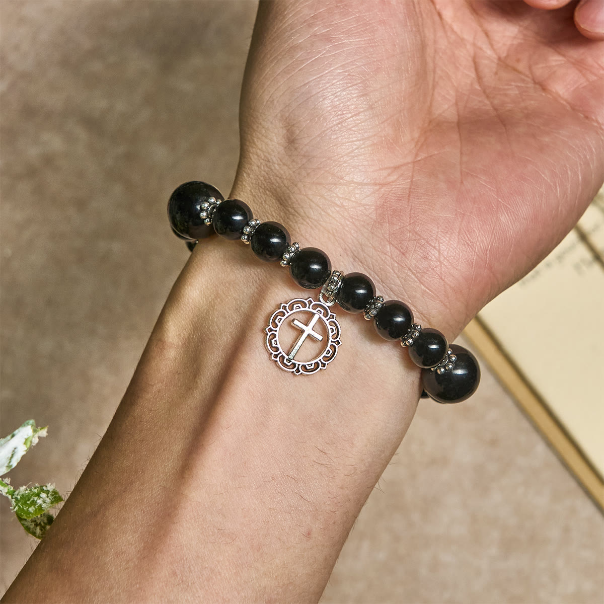 Pulsera de Obsidiana Negra de Armadura Espiritual con Dije de Cruz: Reza sin Miedo