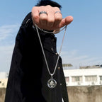 Collier Écriture Croix Rotative : Un compagnon de foi constant pour ceux qui le portent