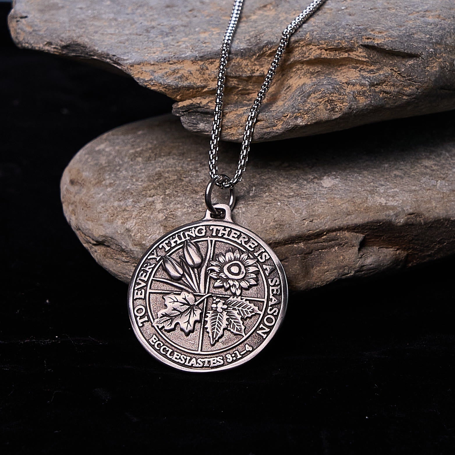 Collar con colgante Eclesiastés 3:1-4: fe estacional y devoción atemporal