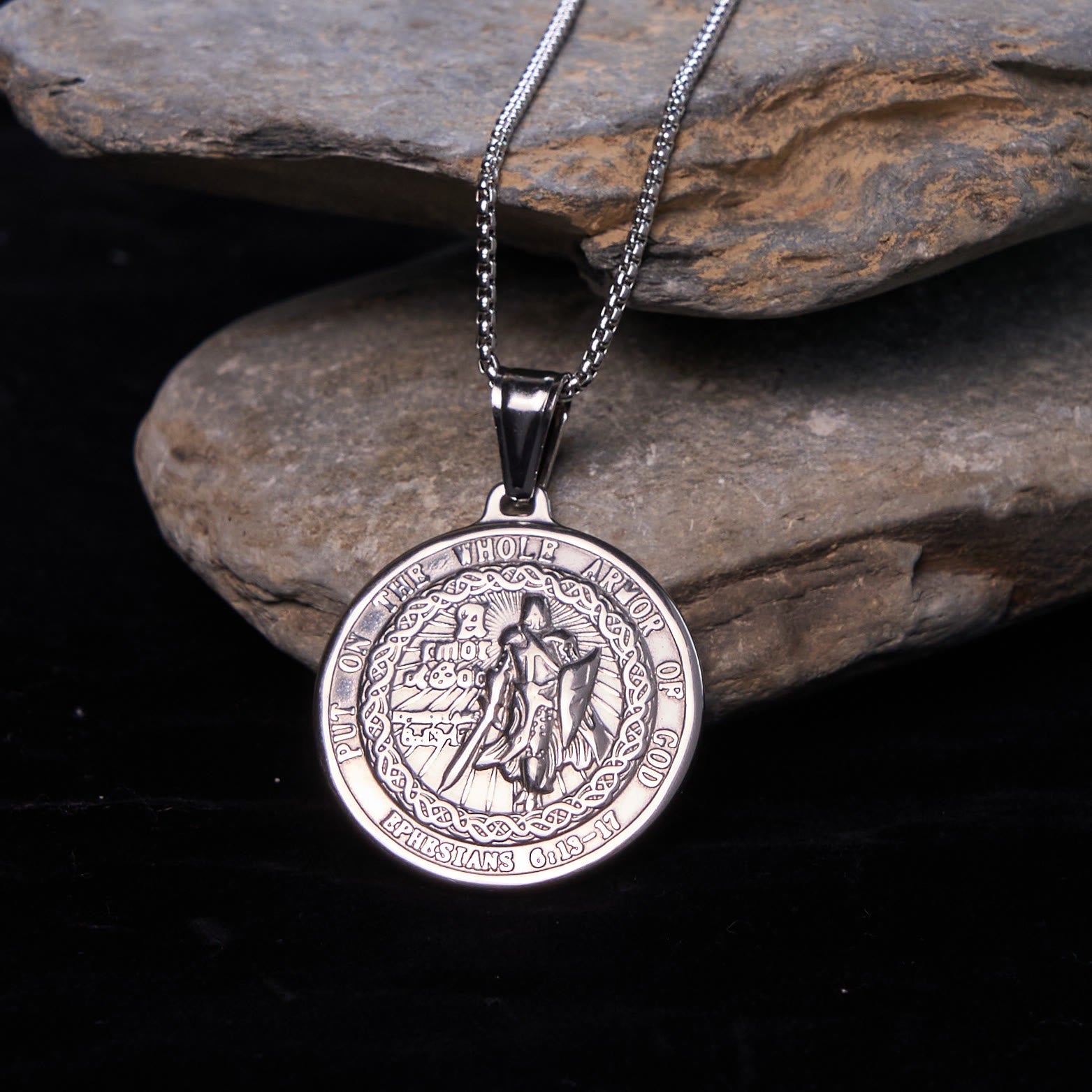Collar con colgante Armadura de Dios: Protección espiritual y devoción eterna