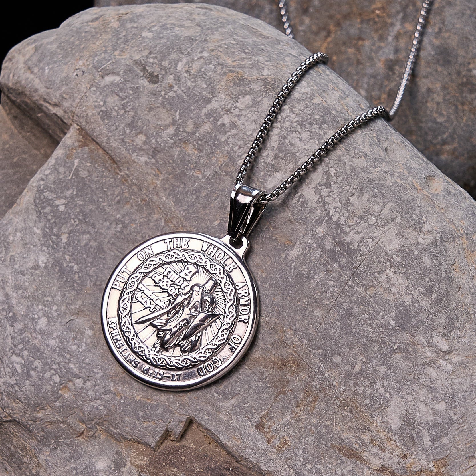 Collar con colgante Armadura de Dios: Protección espiritual y devoción eterna