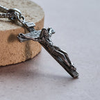 Collier avec pendentif breloque crucifix en bijou