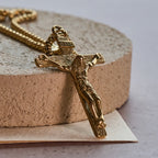 Collier avec pendentif breloque crucifix en bijou